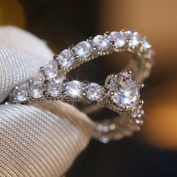 Elegant Silver Diamond Ring Set - Picture 2 of 14